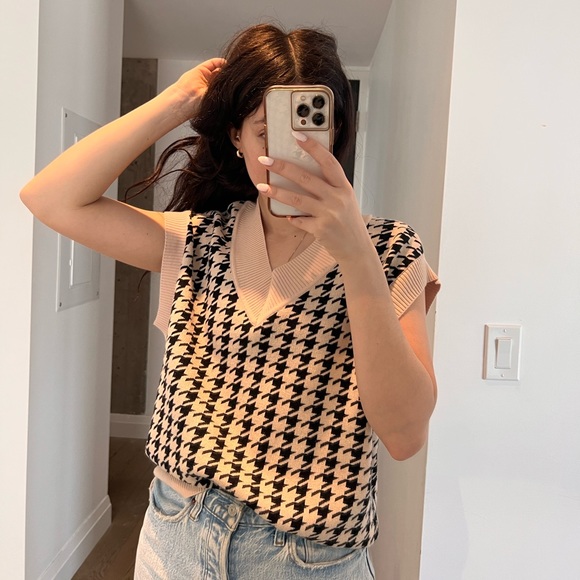 Houndstooth sweater vest casual layering top in neutral and black - Picture 3 of 7